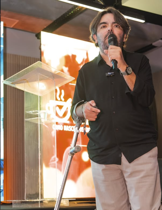 Paulo Cavalcante palestrando com microfone